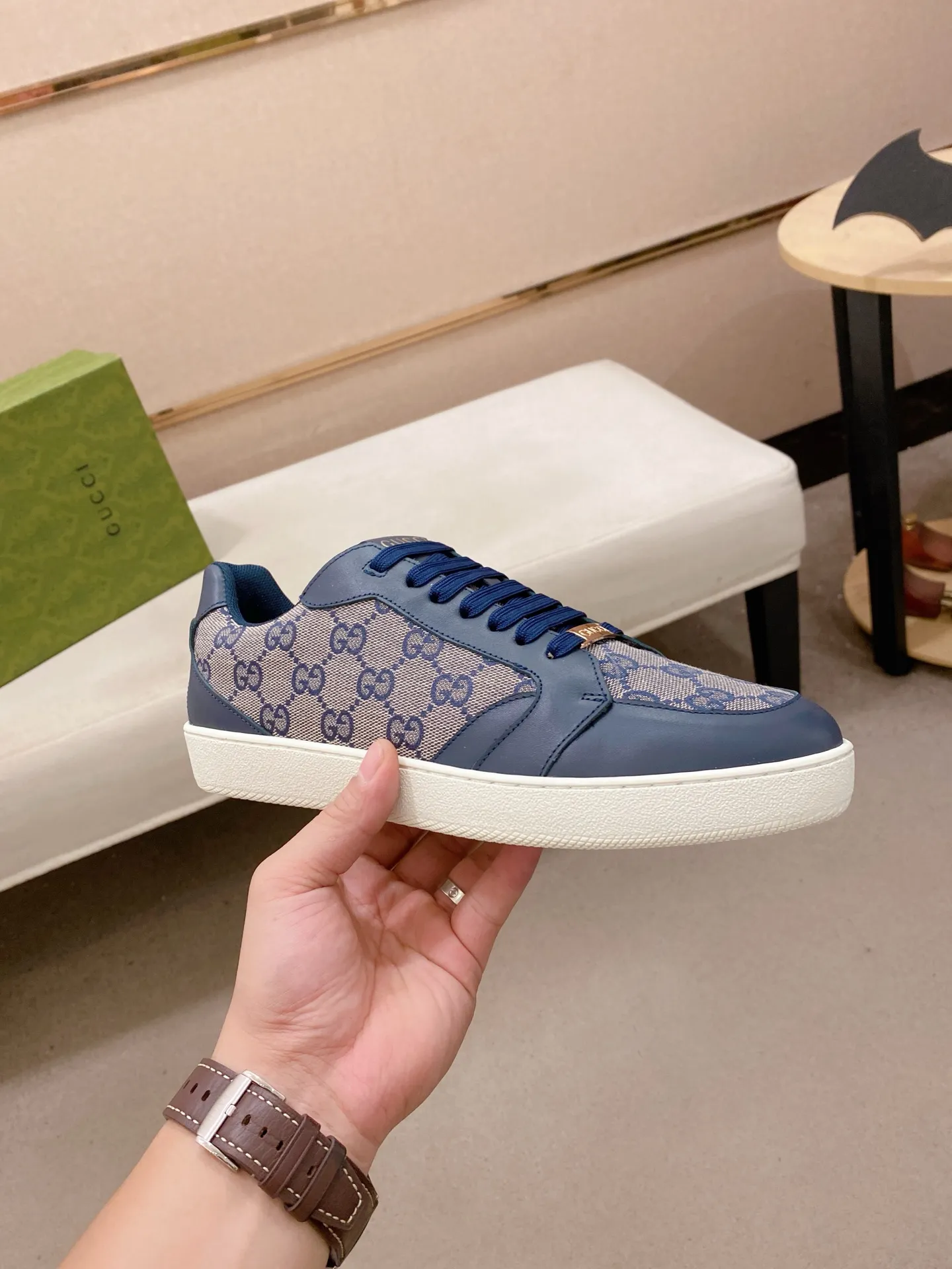 Men's shoes💰 440💰The new GUCCI (Gucci) counters are launched simultaneously. The new men's shoes, 😘fabrics are selected from imported cowhide, and the lining is sheepskin lining. 👍🏿 High-end ☄️ air-cushion molded anti-slip rubber outsole, exquisite lines, simple and elegant, comfortable and high-end for leisure travel. Code number: 38 to 44 (45 can be customized and cannot be returned or exchanged)